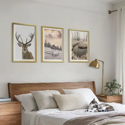 Set de 3 cuadros para salón con diseño de cabaña de ciervos en paisaje invernal