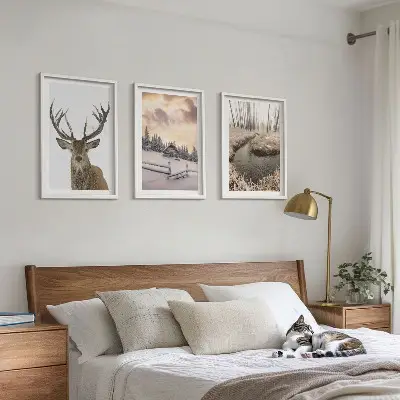 Set de 3 cuadros para salón con diseño de cabaña de ciervos en paisaje invernal