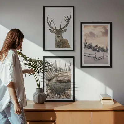 Set de 3 cuadros para salón con diseño de cabaña de ciervos en paisaje invernal