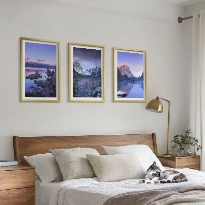Juego de 3 cuadros paisajes de montaña al atardecer junto al agua