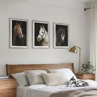 Set de 3 cuadros para salón con retratos de caballos en tonos de piel