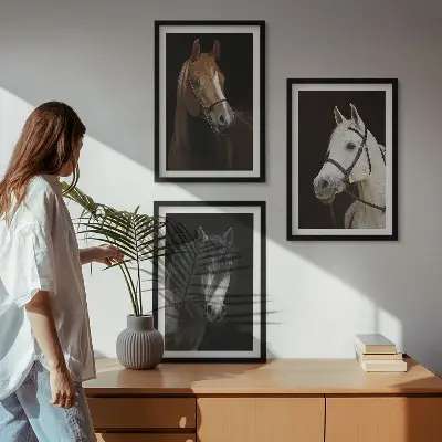 Set de 3 cuadros para salón con retratos de caballos en tonos de piel