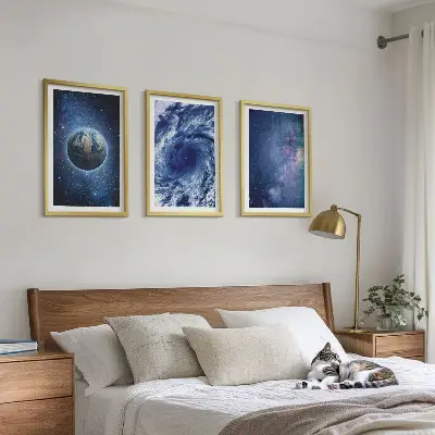 Juego de 3 cuadros diseño de galaxia con tormenta espacial en la Tierra