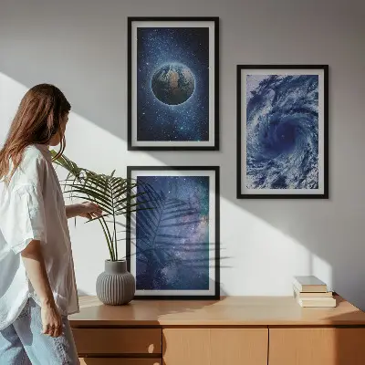 Juego de 3 cuadros diseño de galaxia con tormenta espacial en la Tierra