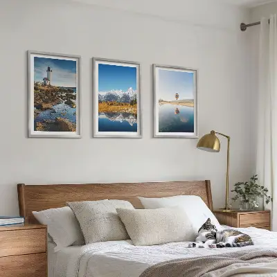 Set de 3 cuadros para salón con paisajes de naturaleza que incluyen un faro, montañas y un globo