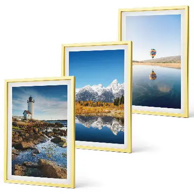 Set de 3 cuadros para salón con paisajes de naturaleza que incluyen un faro, montañas y un globo