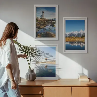 Set de 3 cuadros para salón con paisajes de naturaleza que incluyen un faro, montañas y un globo
