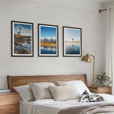 Set de 3 cuadros para salón con paisajes de naturaleza que incluyen un faro, montañas y un globo