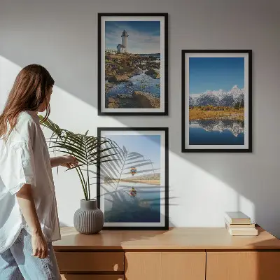 Set de 3 cuadros para salón con paisajes de naturaleza que incluyen un faro, montañas y un globo