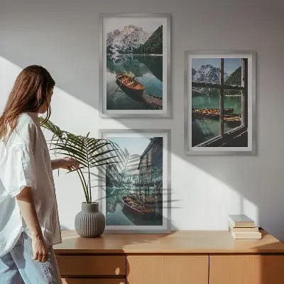 Set de 3 cuadros para salón con diseño de casa de botes en el lago de montaña