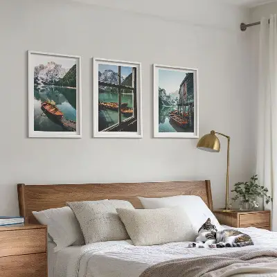 Set de 3 cuadros para salón con diseño de casa de botes en el lago de montaña