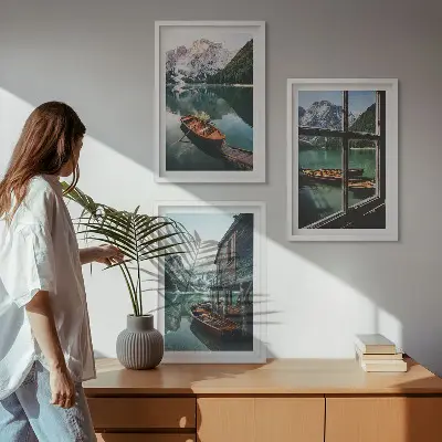 Set de 3 cuadros para salón con diseño de casa de botes en el lago de montaña