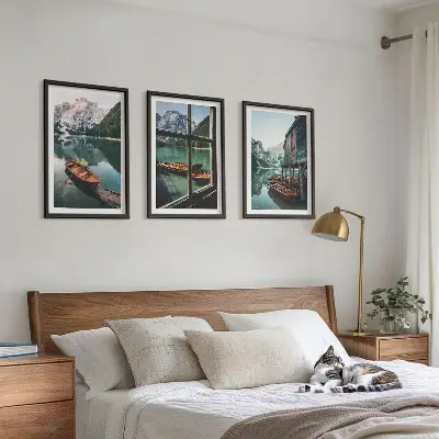 Set de 3 cuadros para salón con diseño de casa de botes en el lago de montaña