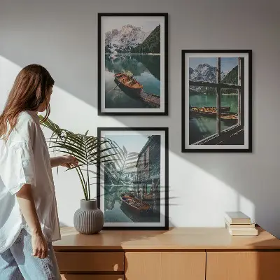 Set de 3 cuadros para salón con diseño de casa de botes en el lago de montaña