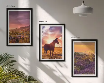 Set de 3 cuadros para salón de paisaje montañoso con un caballo