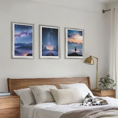 Set de 3 cuadros para salón con diseño de montañas bajo un cielo nocturno con ciervo y niebla