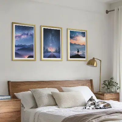 Set de 3 cuadros para salón con diseño de montañas bajo un cielo nocturno con ciervo y niebla