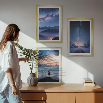 Set de 3 cuadros para salón con diseño de montañas bajo un cielo nocturno con ciervo y niebla