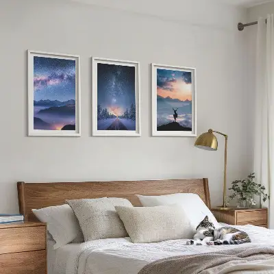 Set de 3 cuadros para salón con diseño de montañas bajo un cielo nocturno con ciervo y niebla