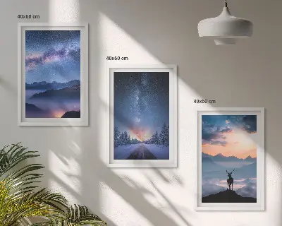 Set de 3 cuadros para salón con diseño de montañas bajo un cielo nocturno con ciervo y niebla