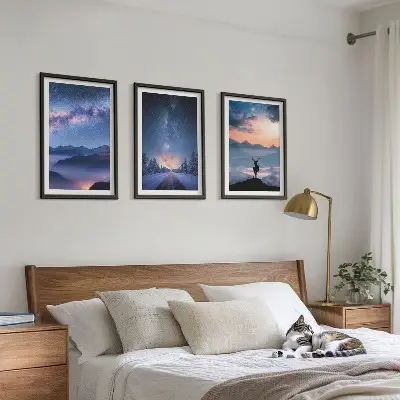 Set de 3 cuadros para salón con diseño de montañas bajo un cielo nocturno con ciervo y niebla