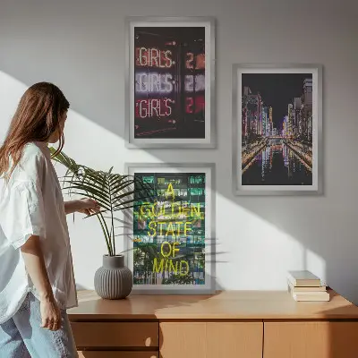 Set de 3 cuadros para salón con diseño de letreros de neón en el río por la noche