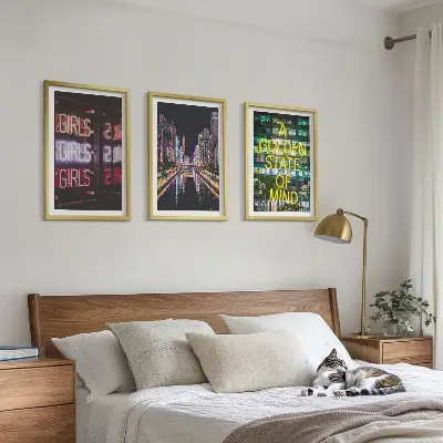 Set de 3 cuadros para salón con diseño de letreros de neón en el río por la noche
