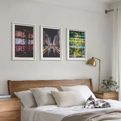 Set de 3 cuadros para salón con diseño de letreros de neón en el río por la noche