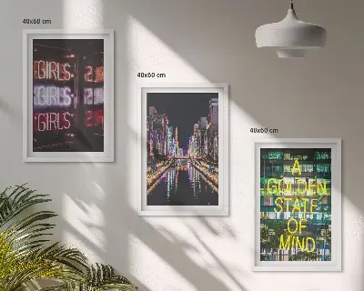 Set de 3 cuadros para salón con diseño de letreros de neón en el río por la noche