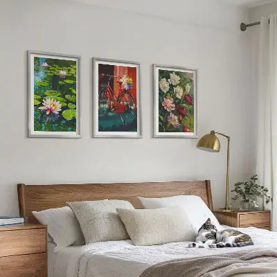 Set de 3 cuadros para salón con diseño de lirios en un jardín de flores coloridas