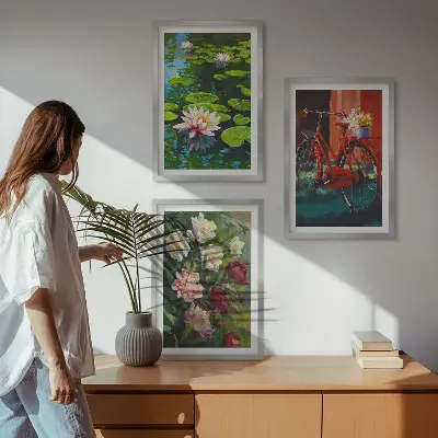 Set de 3 cuadros para salón con diseño de lirios en un jardín de flores coloridas