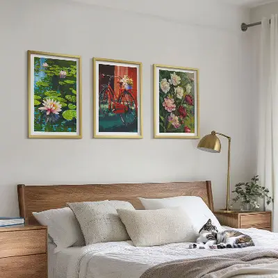 Set de 3 cuadros para salón con diseño de lirios en un jardín de flores coloridas