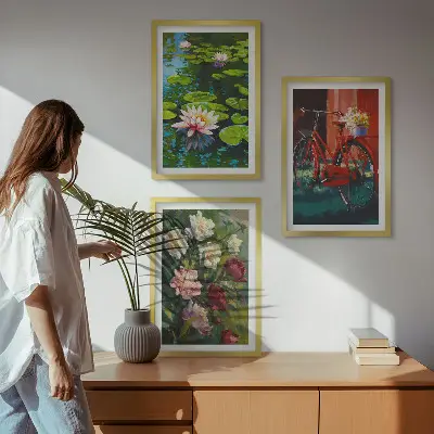 Set de 3 cuadros para salón con diseño de lirios en un jardín de flores coloridas