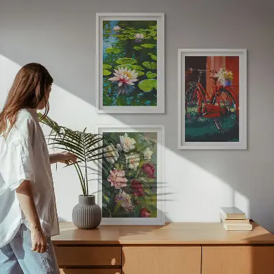 Set de 3 cuadros para salón con diseño de lirios en un jardín de flores coloridas