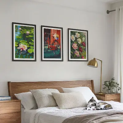 Set de 3 cuadros para salón con diseño de lirios en un jardín de flores coloridas