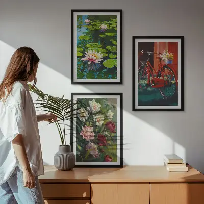 Set de 3 cuadros para salón con diseño de lirios en un jardín de flores coloridas