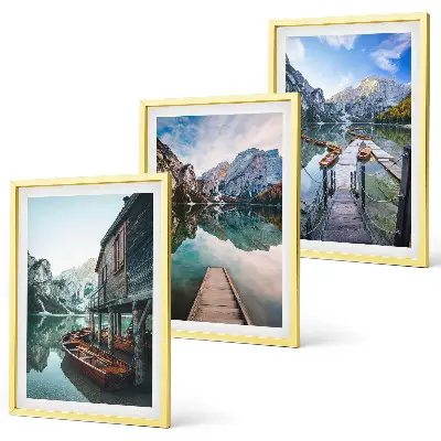 Juego de 3 cuadros de barcos de madera en el lago de montaña