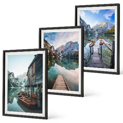 Juego de 3 cuadros de barcos de madera en el lago de montaña