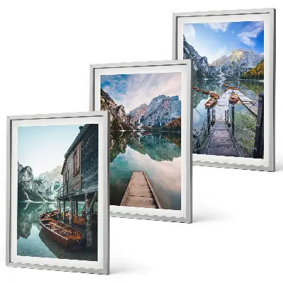 Juego de 3 cuadros de barcos de madera en el lago de montaña
