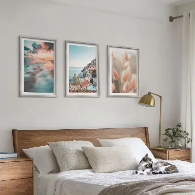 Juego de 3 cuadros de casas con flores al atardecer en el mar