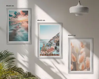 Juego de 3 cuadros de casas con flores al atardecer en el mar