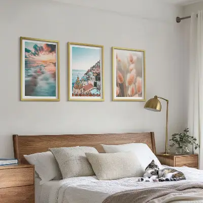 Juego de 3 cuadros de casas con flores al atardecer en el mar