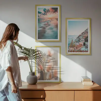 Juego de 3 cuadros de casas con flores al atardecer en el mar