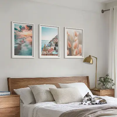 Juego de 3 cuadros de casas con flores al atardecer en el mar
