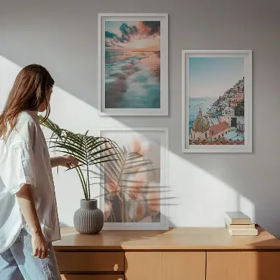 Juego de 3 cuadros de casas con flores al atardecer en el mar