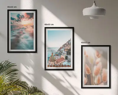 Juego de 3 cuadros de casas con flores al atardecer en el mar