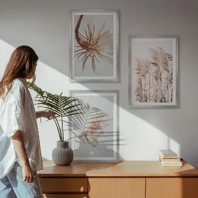 Set de 3 cuadros para salón con diseño de flores sobre fondo claro