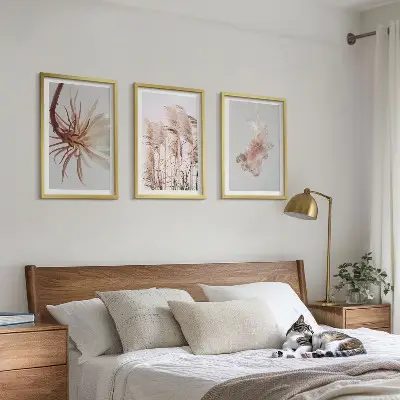 Set de 3 cuadros para salón con diseño de flores sobre fondo claro