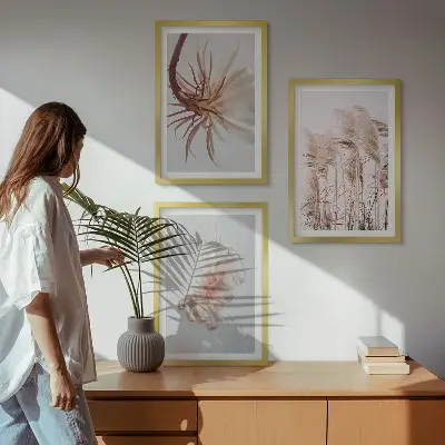 Set de 3 cuadros para salón con diseño de flores sobre fondo claro