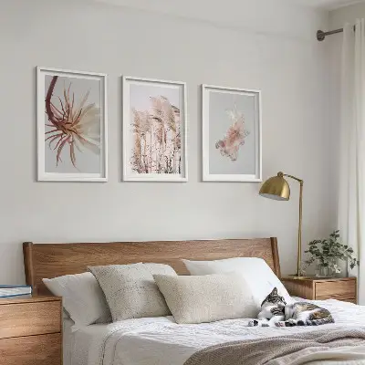 Set de 3 cuadros para salón con diseño de flores sobre fondo claro